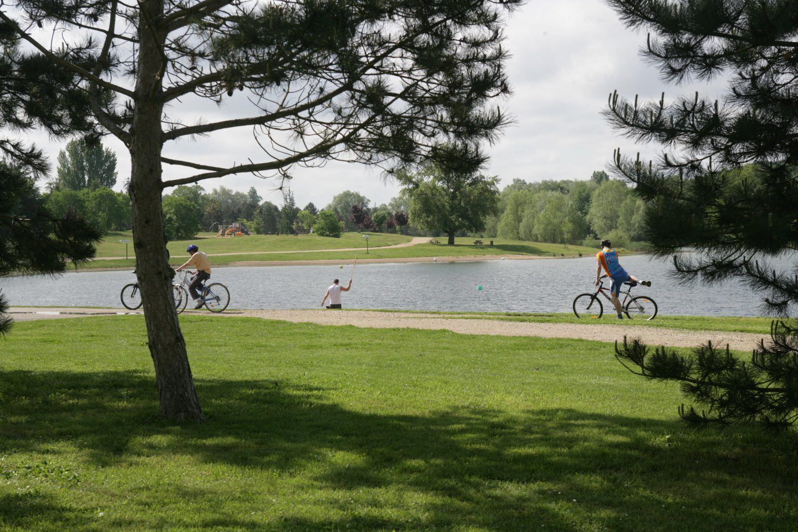 promeneurs en vélos au bord d'un lac